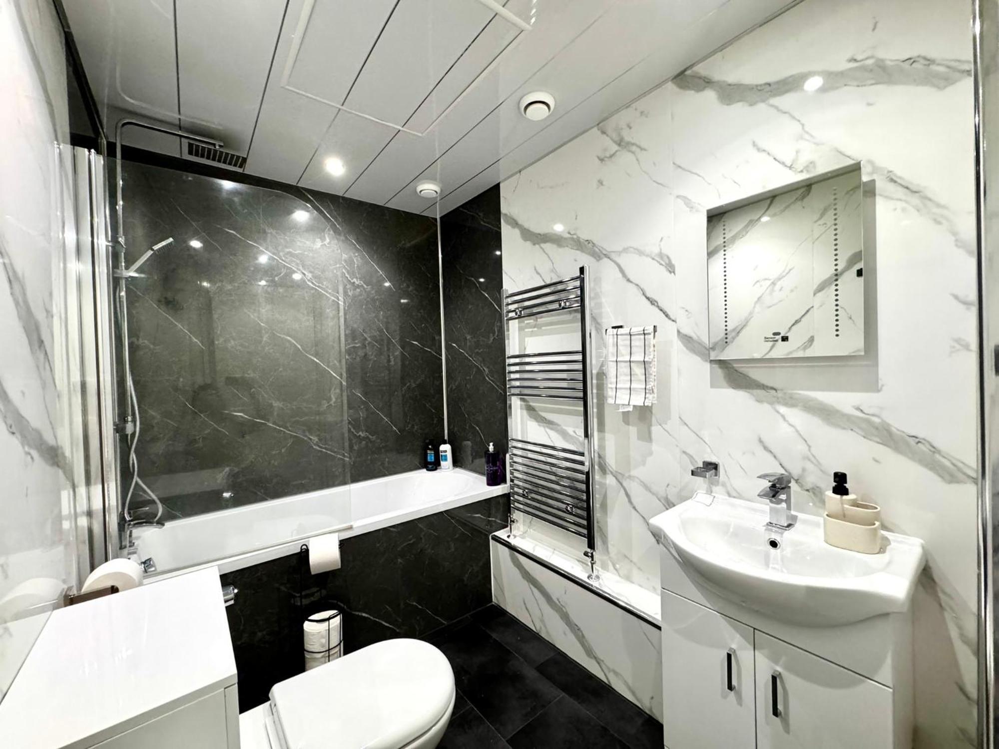Apartment Georgian Luxury - Superfast Wifi - Parking Available